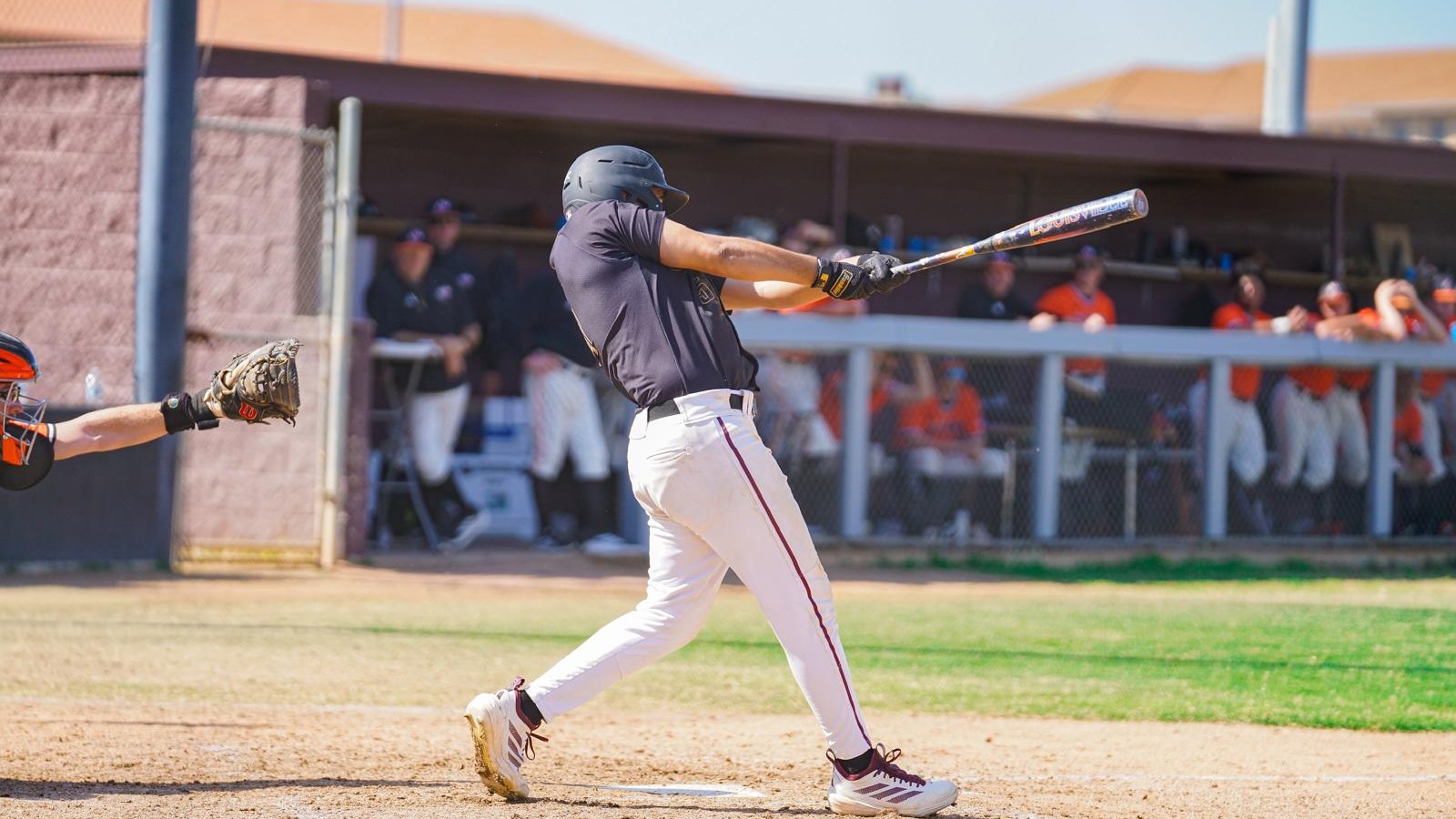 Ciro Benavides hits double