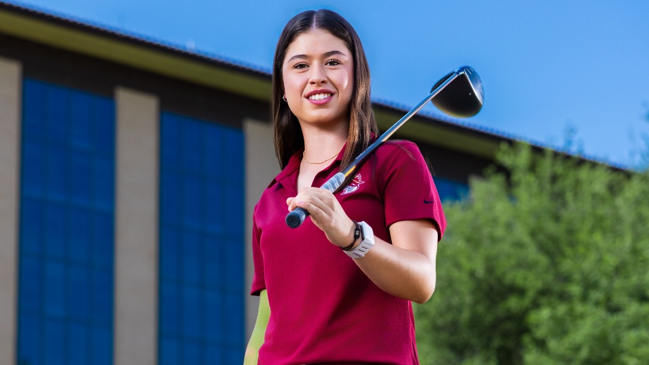 Paulina Aguero poses with her golf club
