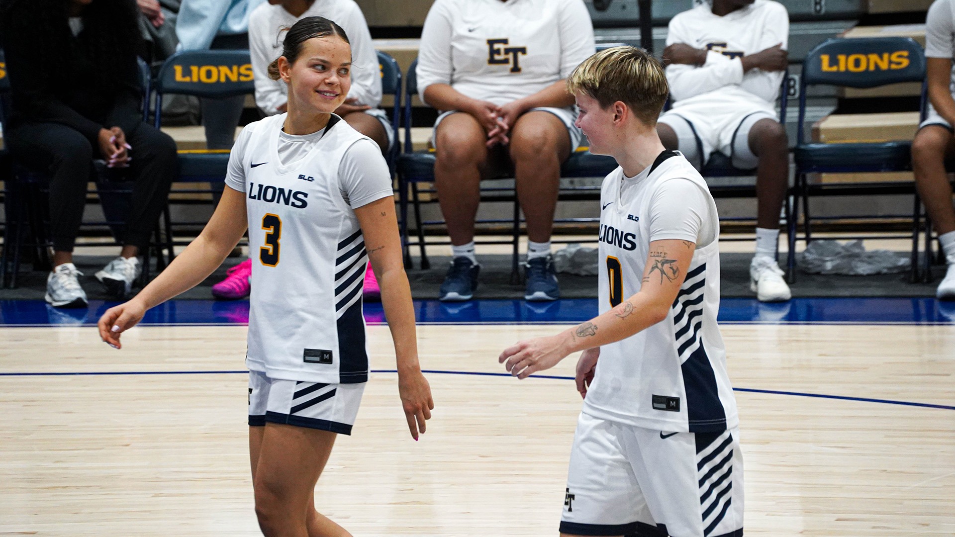 Nina Horvath, Cora Horvath