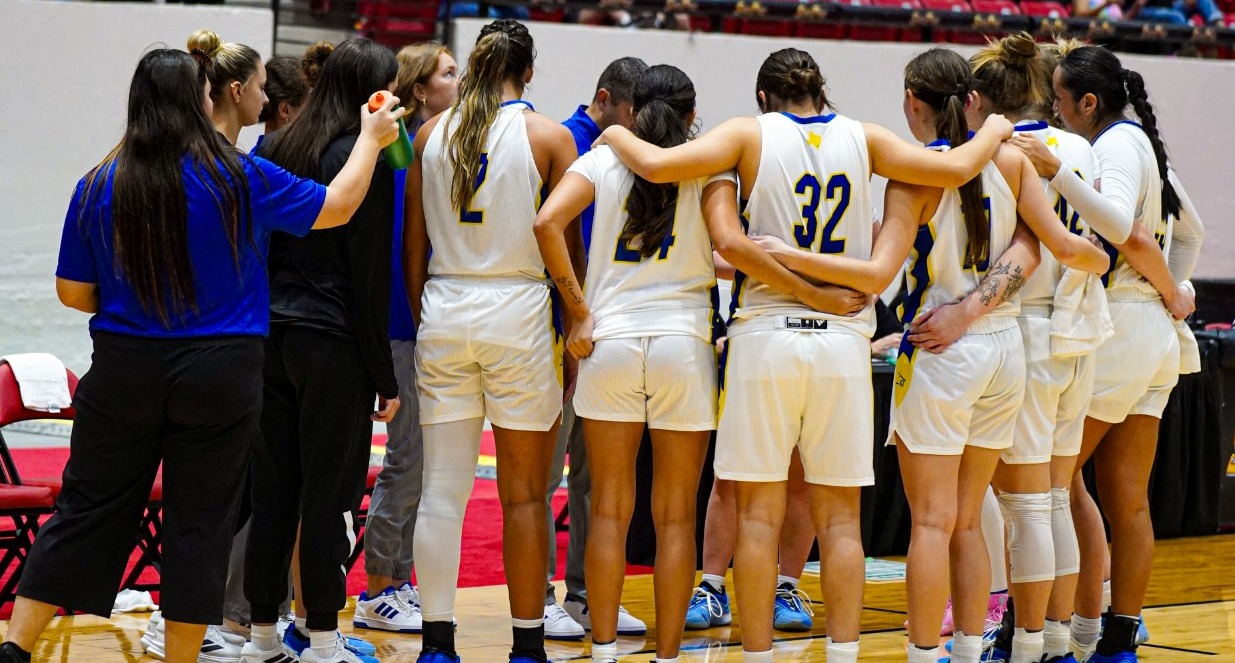 WBB Team Huddle (Daemen)