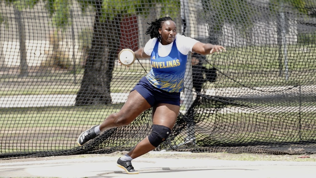 Yosiris throwing discus at the 2026 Cactus Cup