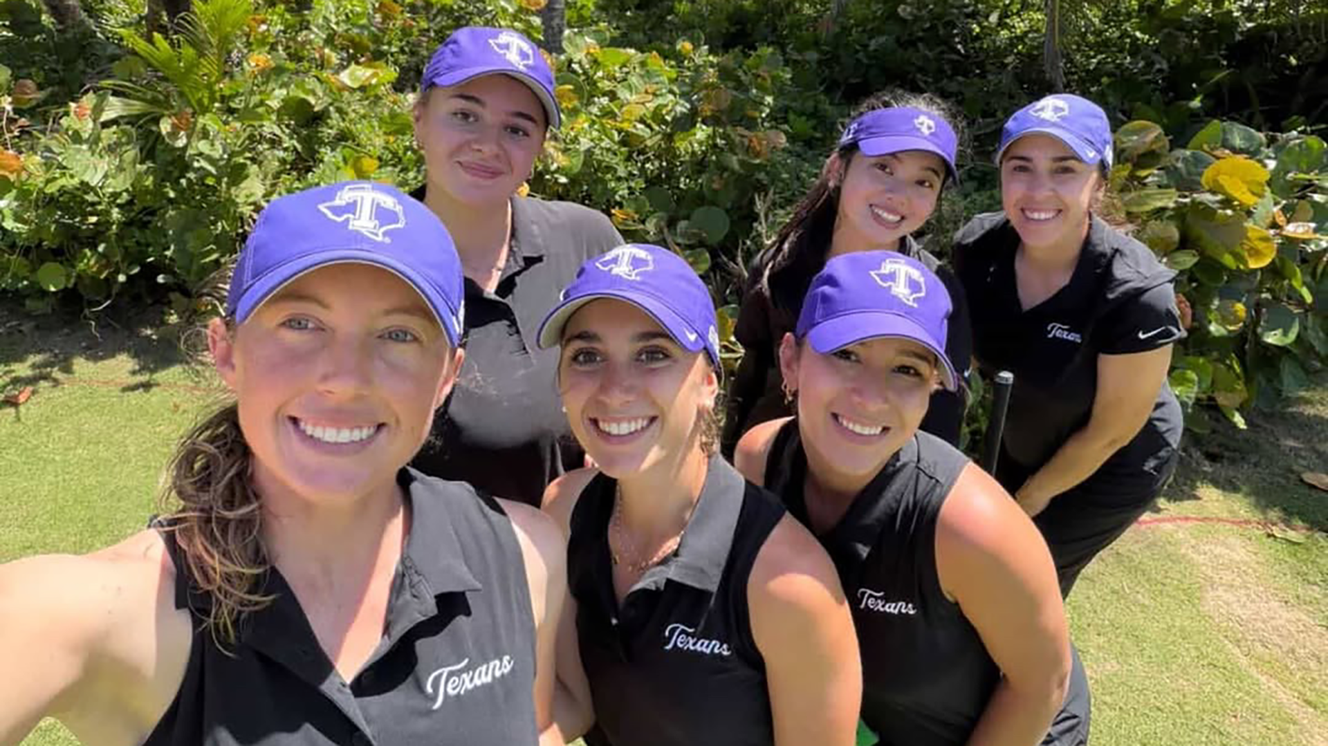 Tarleon State Women's golf group photo in Puerto rico