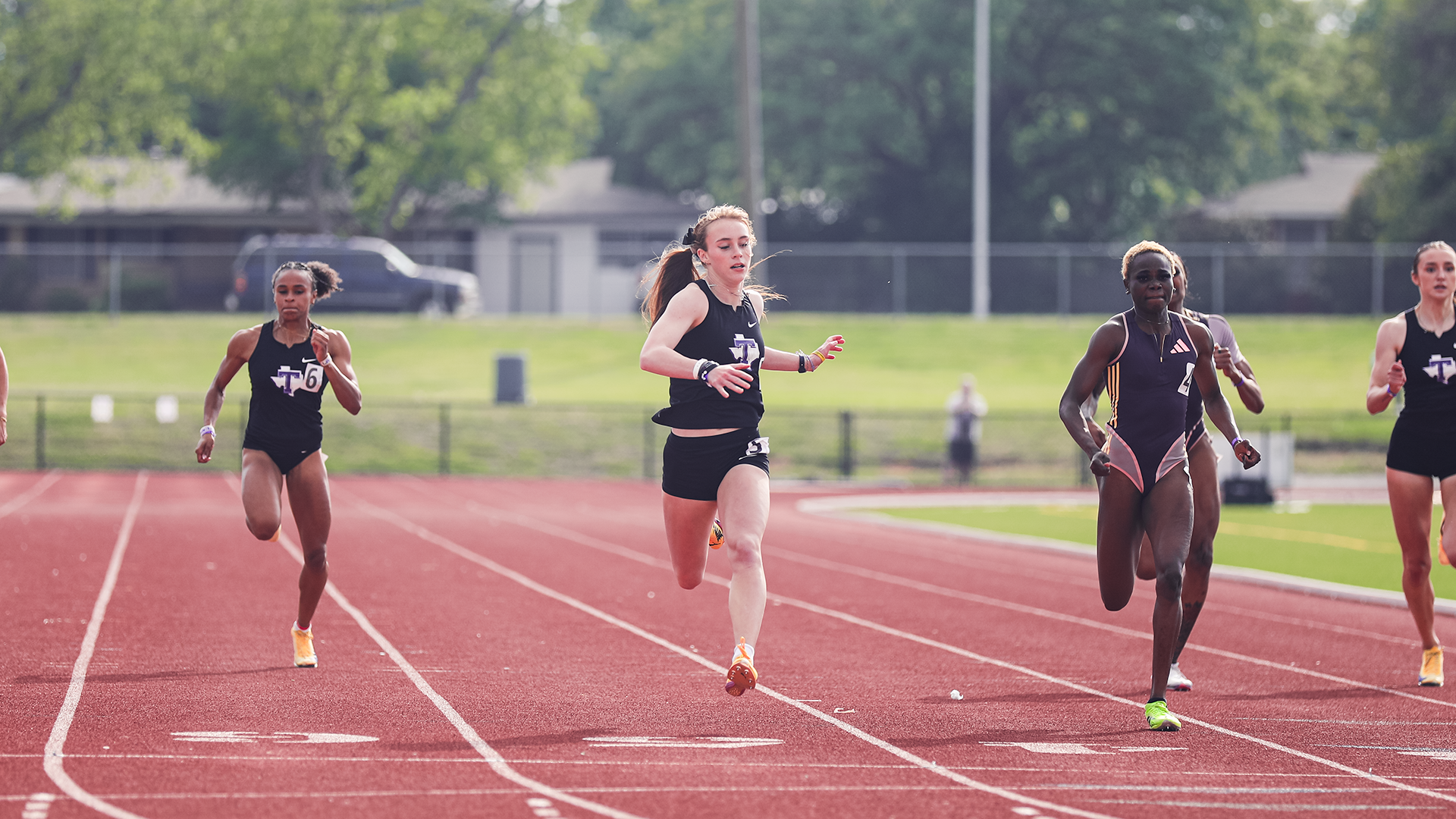 Victoria Cameron spirinting in the 200 meters