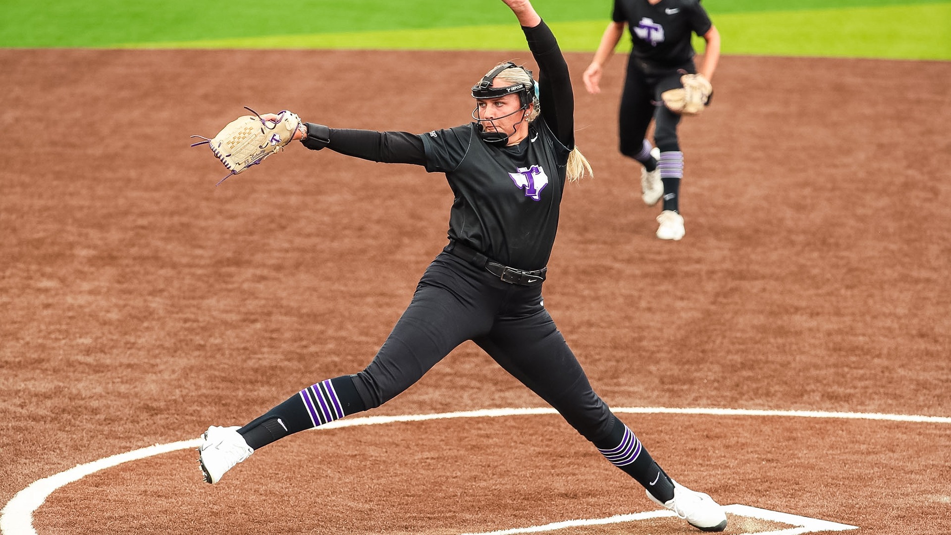 Shelby Schultz pitching against ACU
