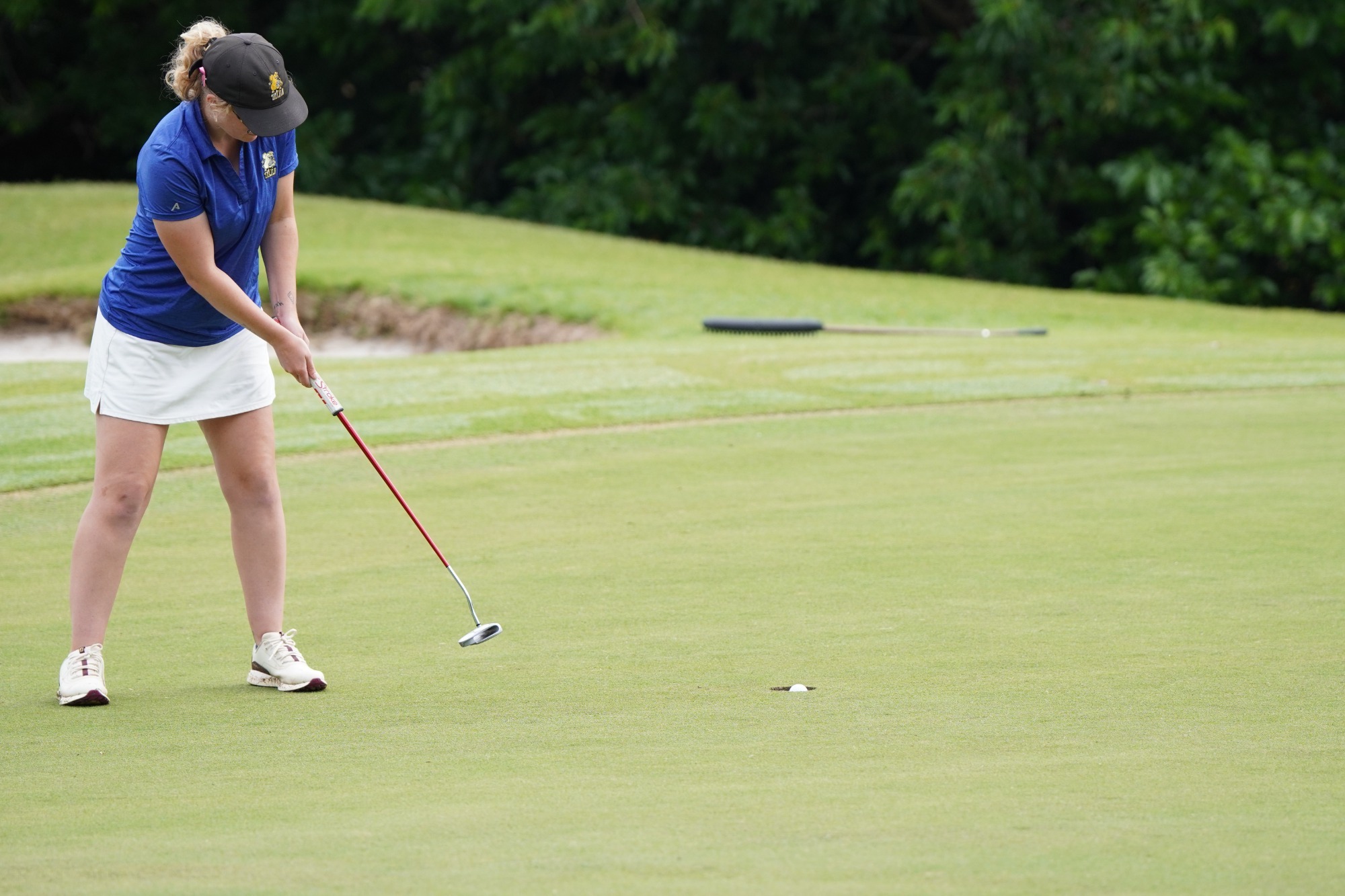 Belle Asbury putt