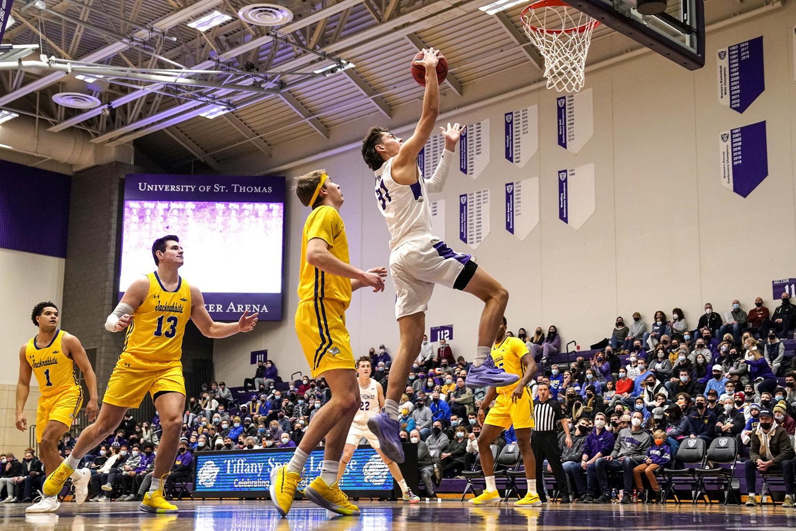 Men’s Basketball holds a lead over SDSU for 24 minutes of the game, but falls in final five