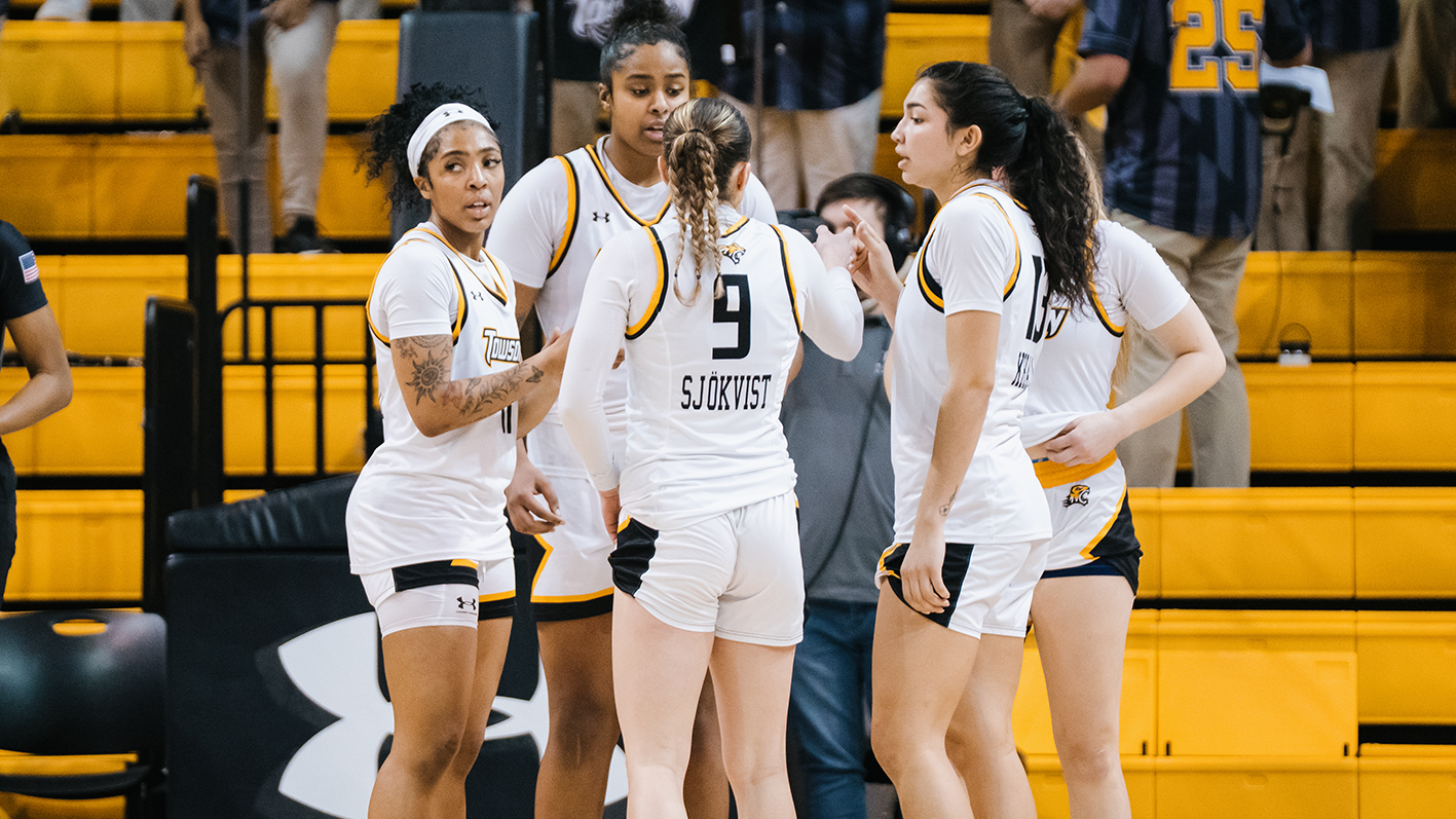 women's basketball huddle