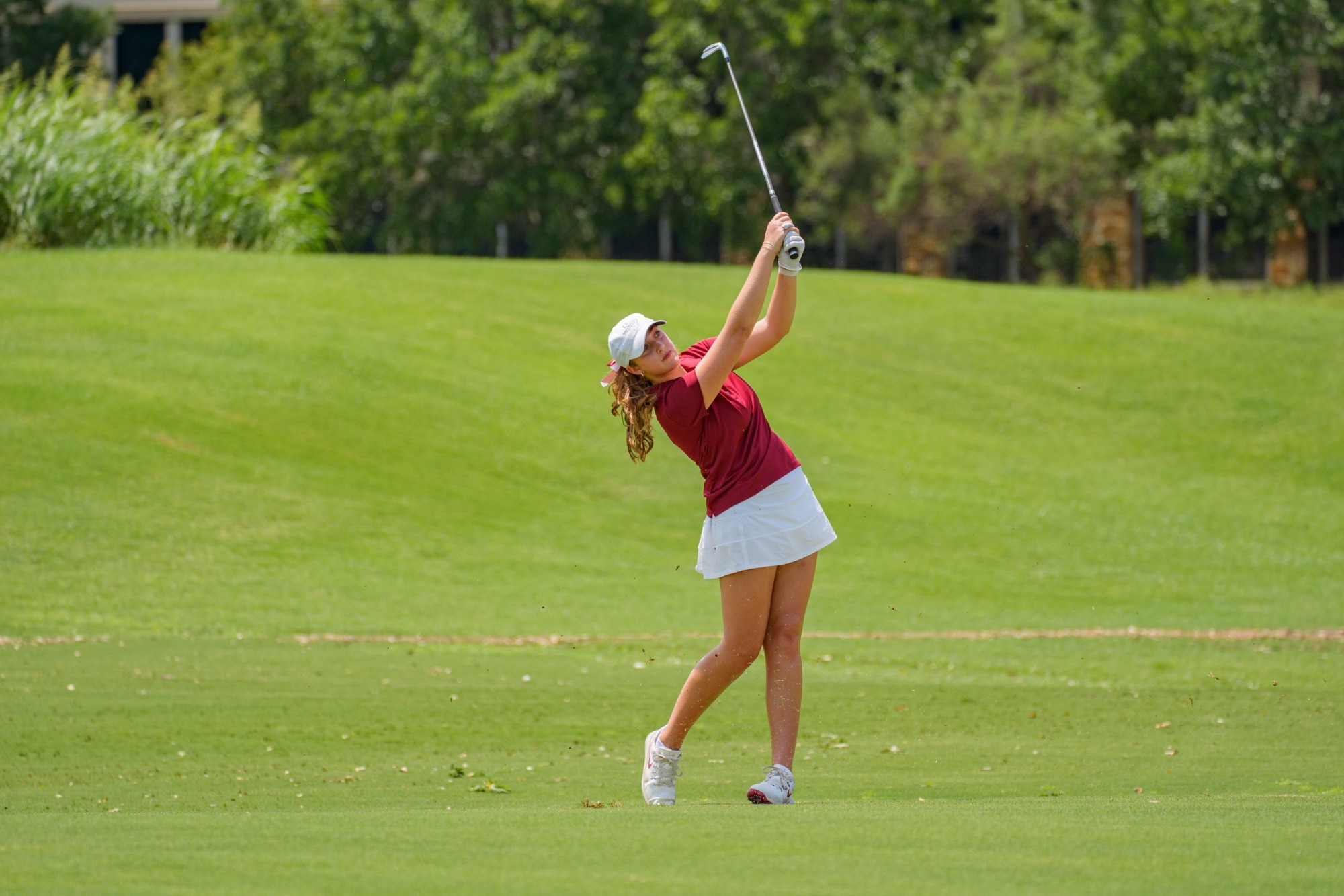 natalie lewis swinging golf clun