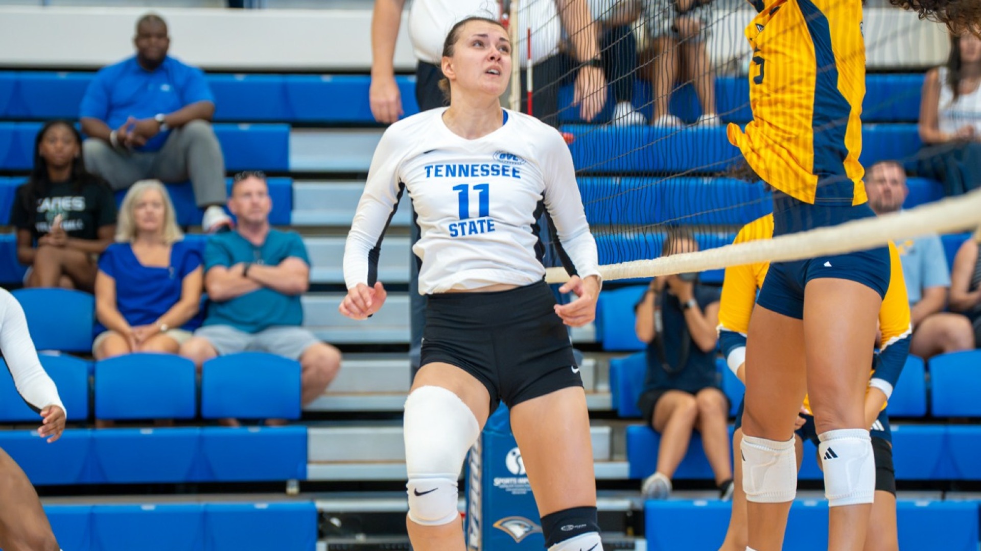 WIktoria going up for attack on ball