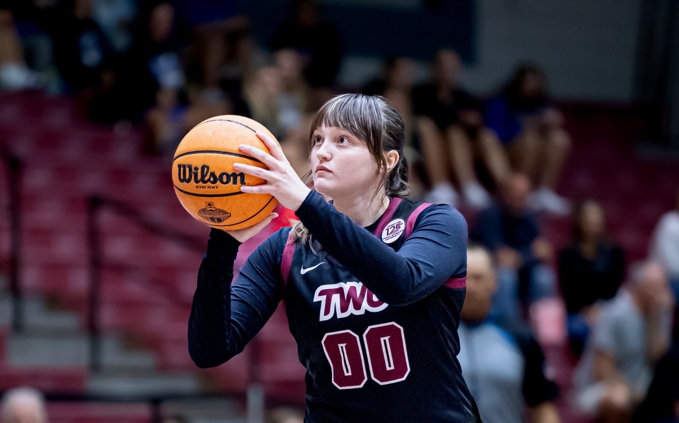 JAYLEE SHOOTING FREE THROWS VS WAYNE STATE