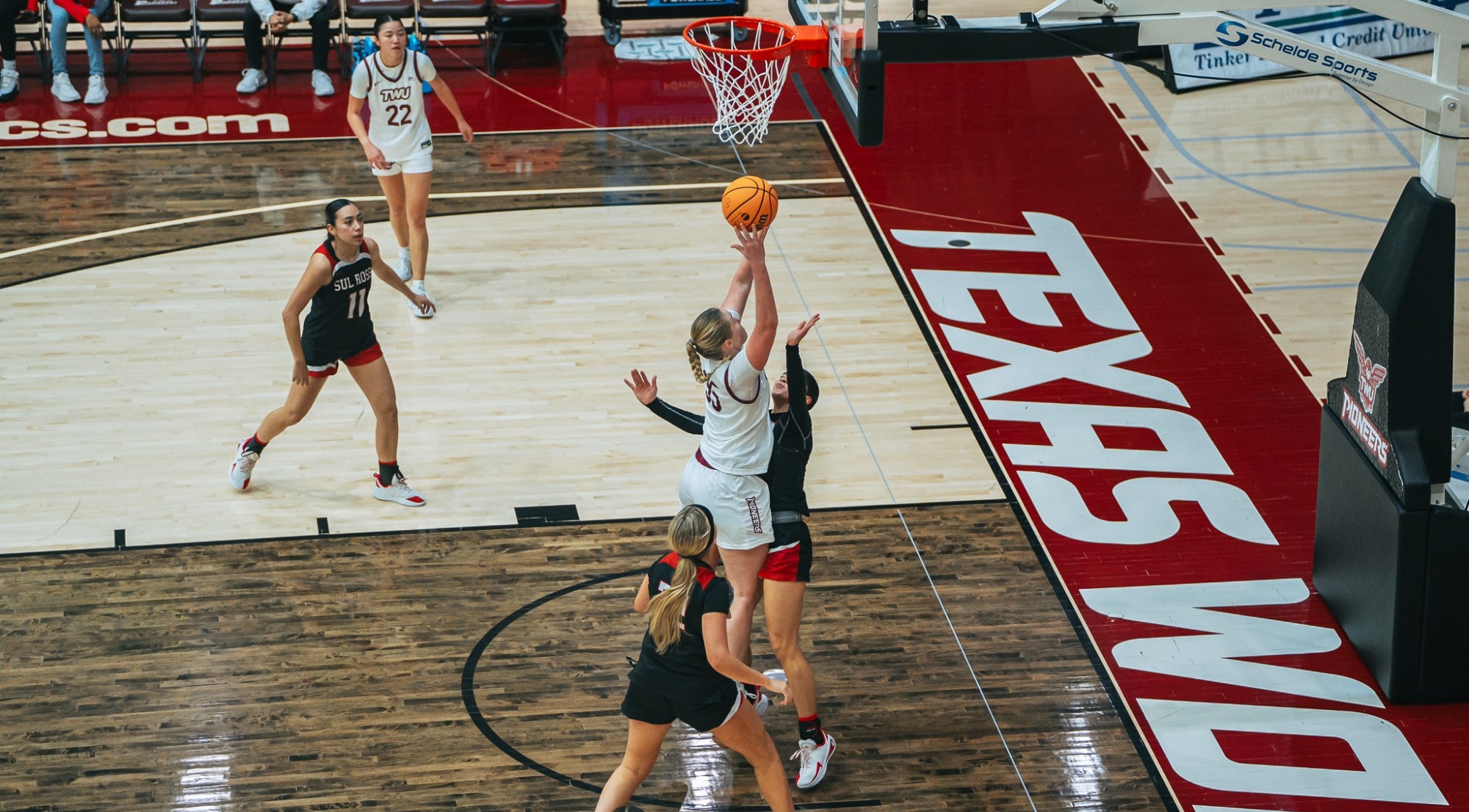 gabby elliott scoring a bucket against lobos 