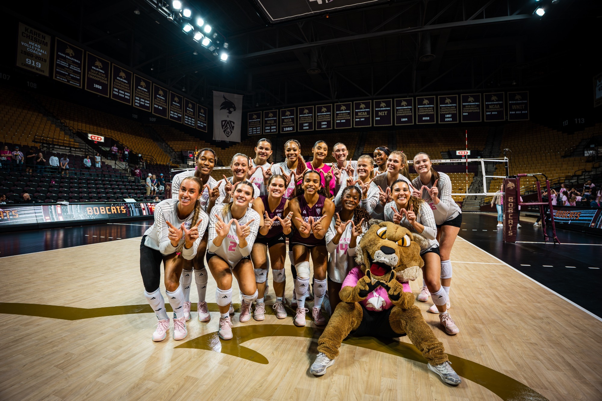 Team Huddle Holding Up Ws With Boko