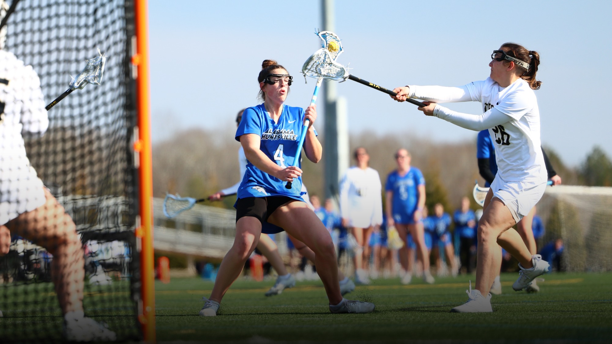 Olivia Rewers shooting between defenders