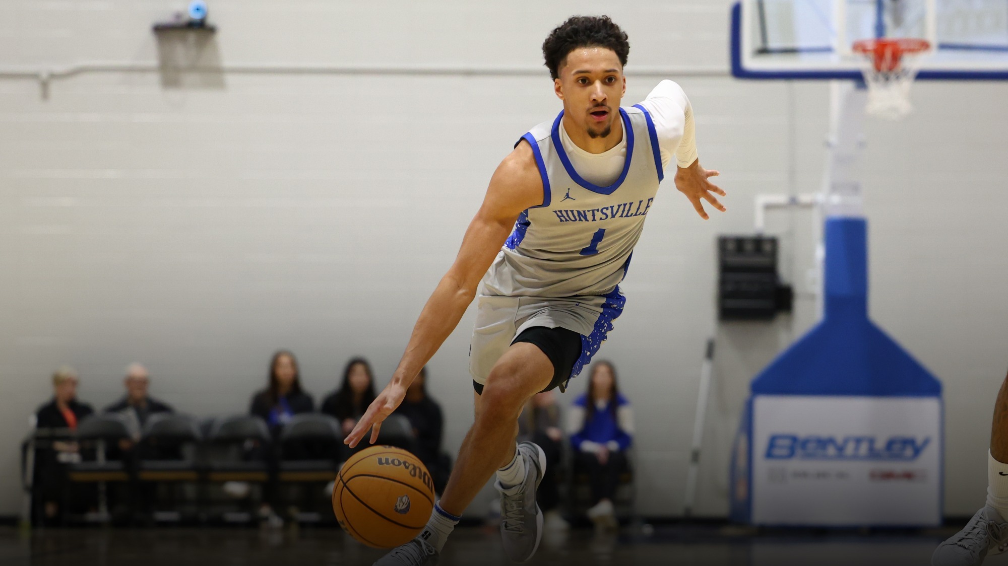 Quentin Toles driving to the basket