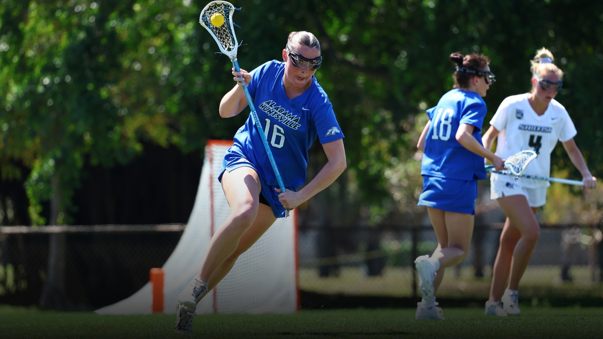 Delia Nichol carrying the ball