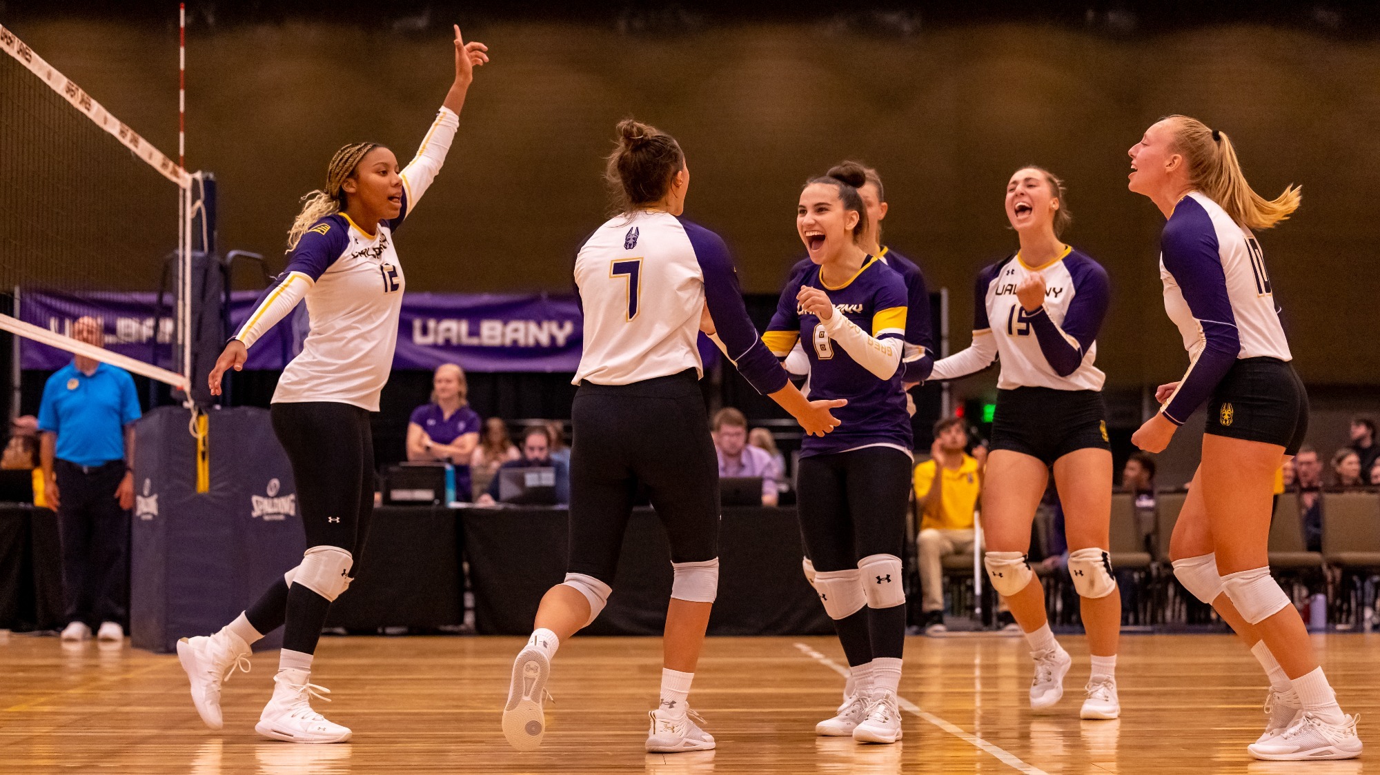 Volleyball Sweeps Syracuse, Opens Season with Victory University at