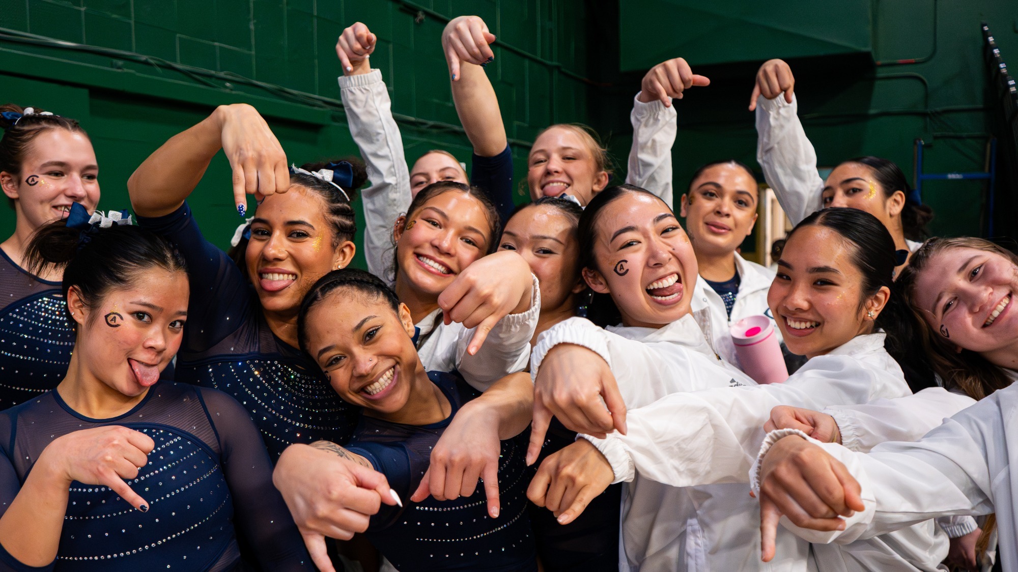 26GYMSTINGERSDOWN_SACQUAD