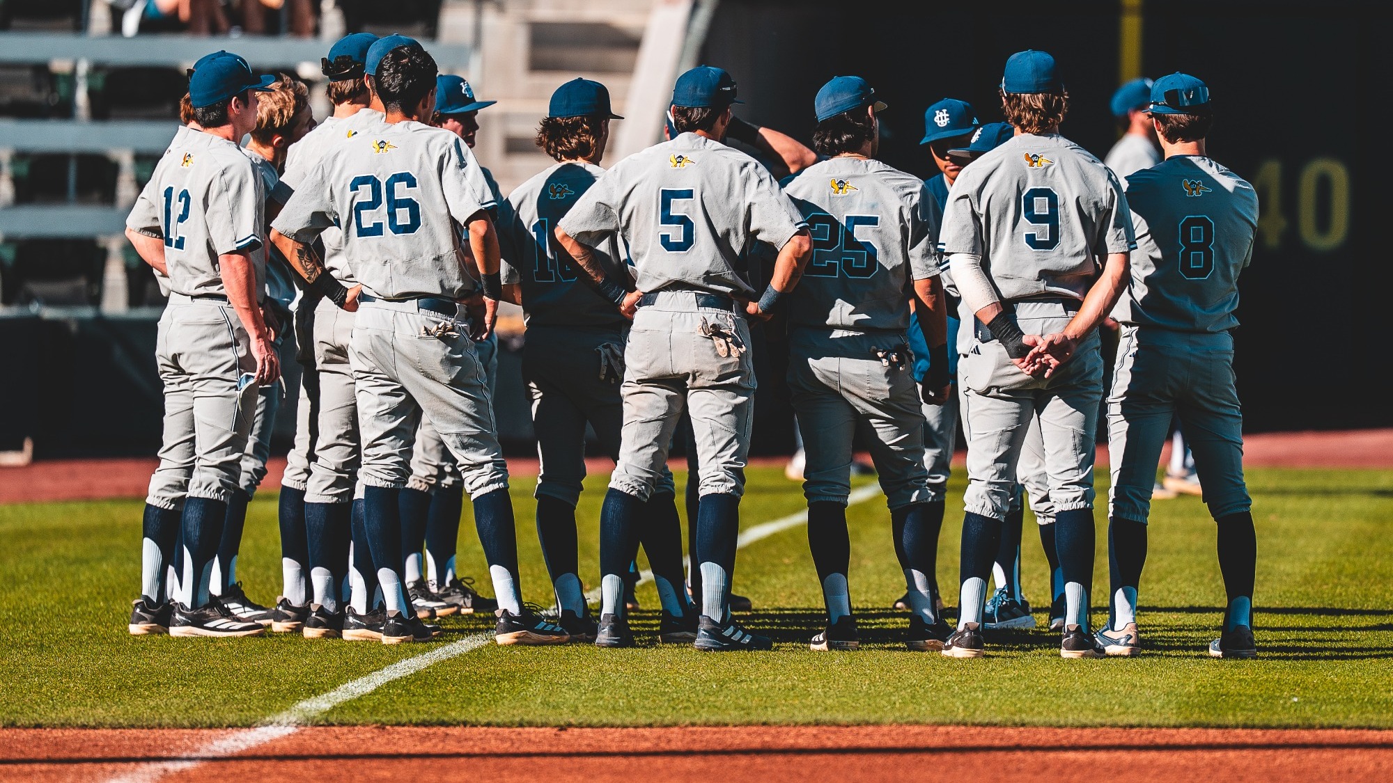 uci-bsb-2026-lasvegasclassic-arizona-teamhuddle