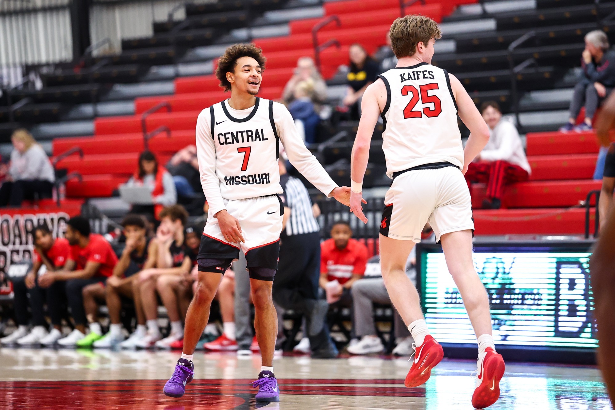 Lazerek Houston daps Carter Kaifes 