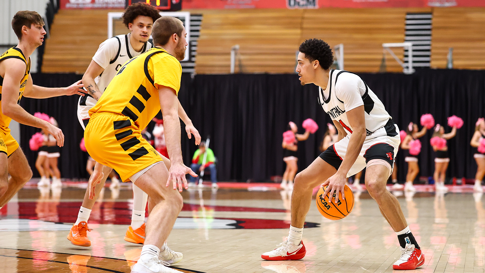 Tilley dribble with Von setting screen at the wing