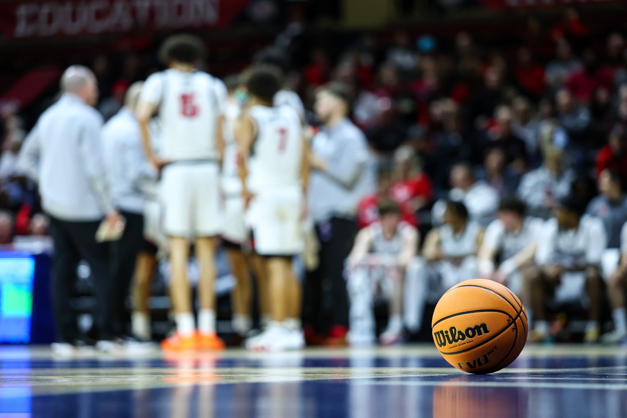 Mules Basketball Huddle at 2026 MIAA Tournament 