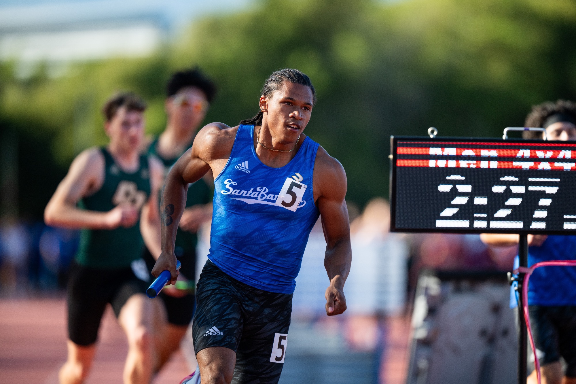 Andrews anchors the 4x400