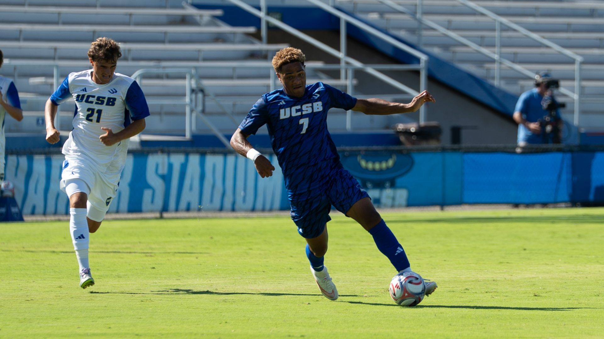 #7 Donovan Sessoms dribbles away from #21 Mateos Carvalho during the 2026 Blue-Gold Scrimmage