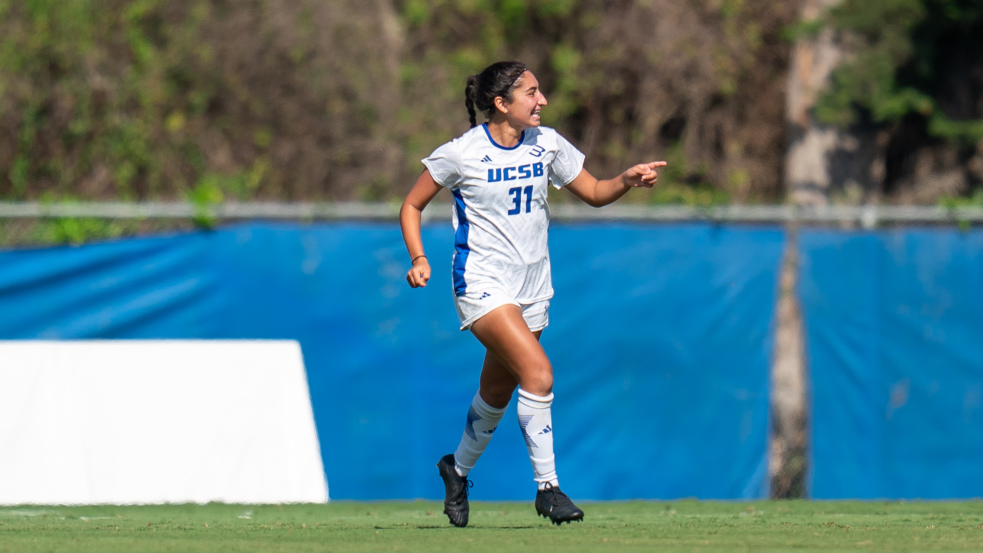 Sophia Moness (#31) points towards the bench after celebrating a goal