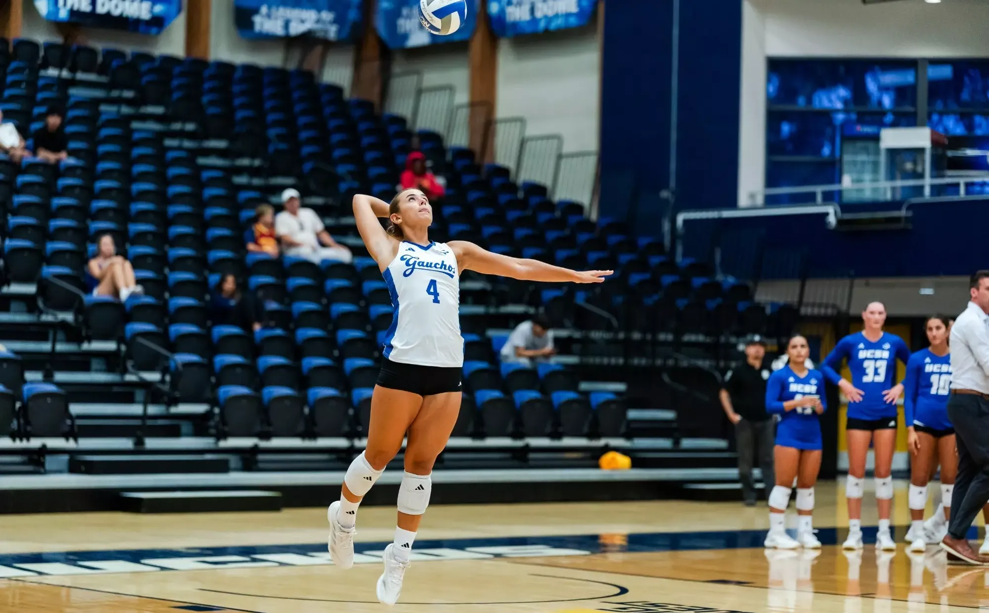 Bianca Nistor serves