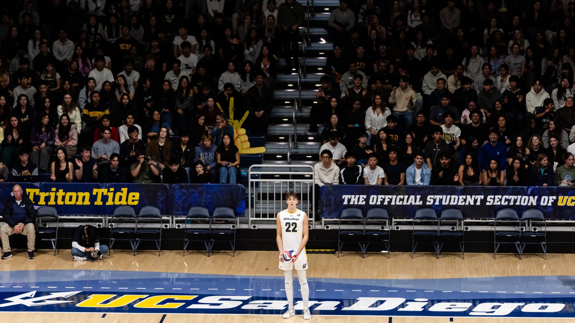Sebastiano Sani before a serve in front of Triton Tide