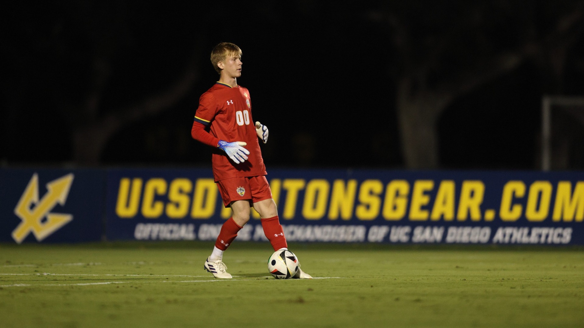 Nic Thiele setting up for a goal kick
