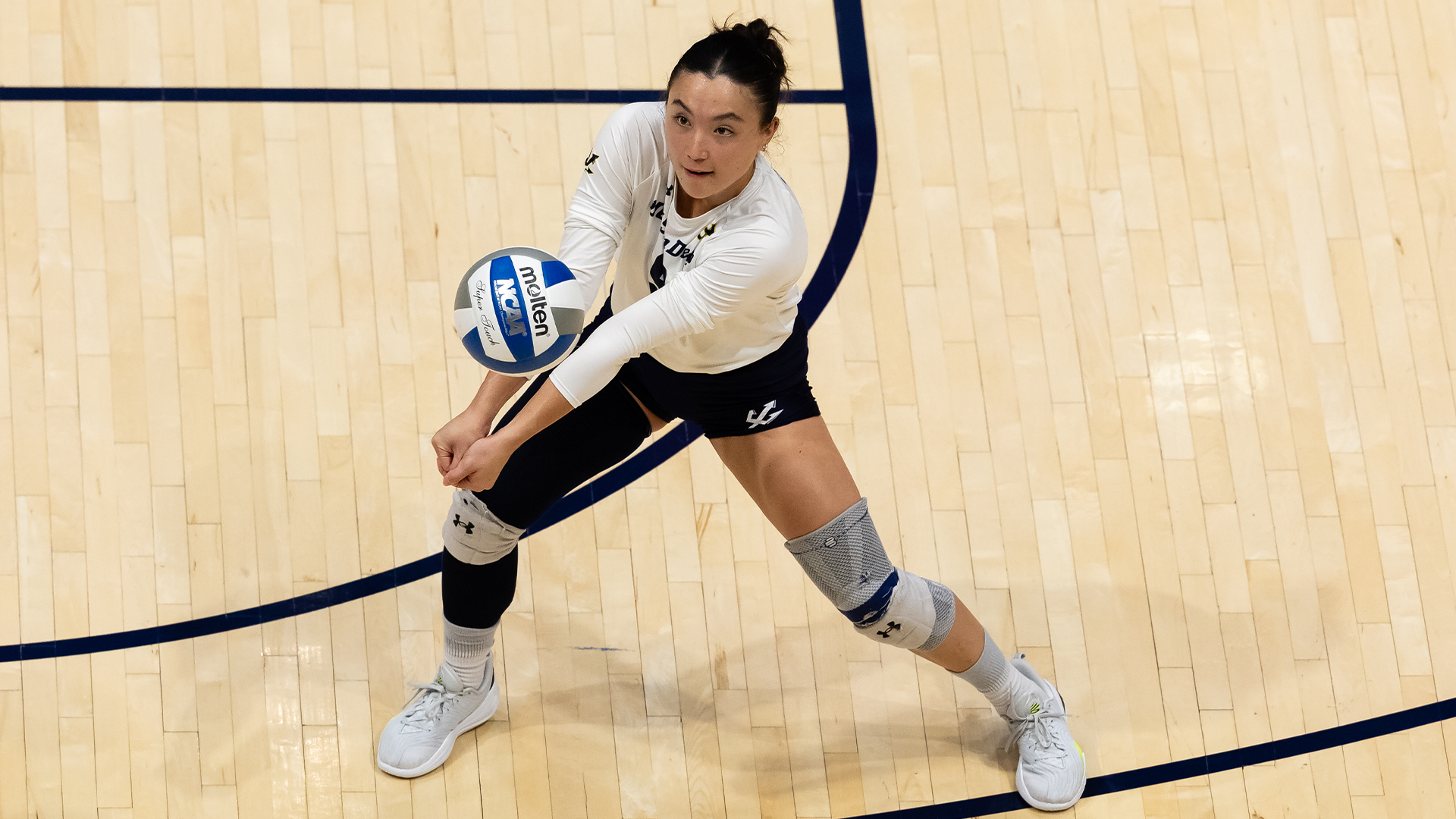 Paulina Baillie digs volleyball