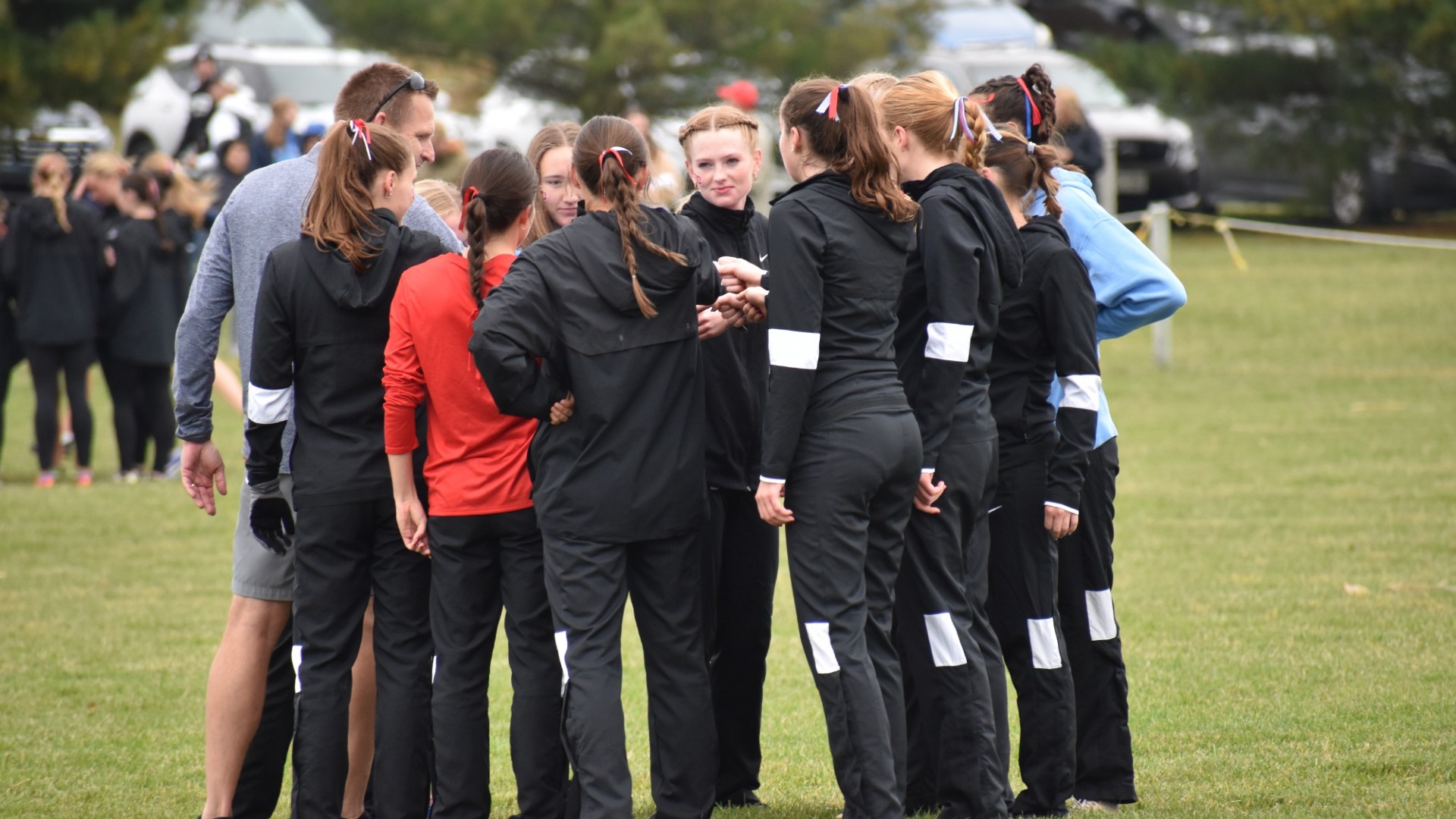 Women's cross country huddles together before A-10 championships