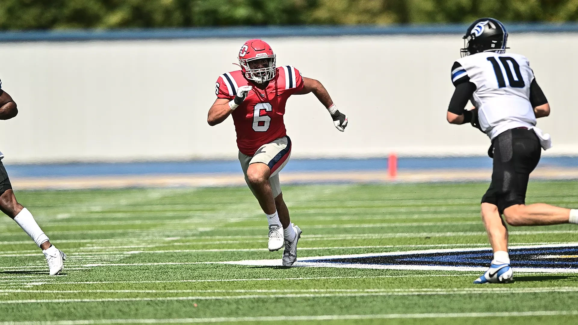 Joe Kingsbury rushing the QB