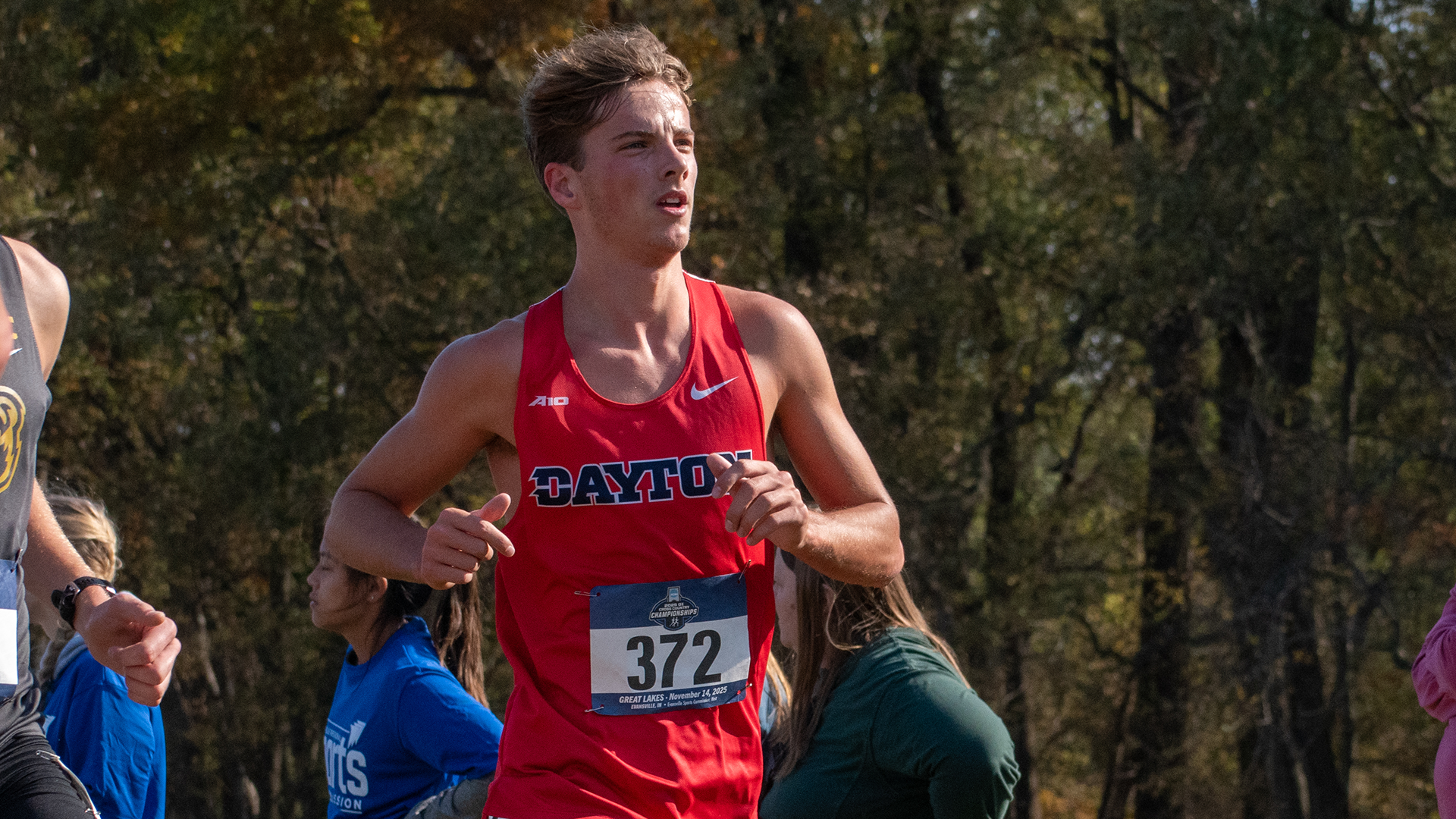 Kamden Kramer runs at the NCAA Great Lakes Regional 