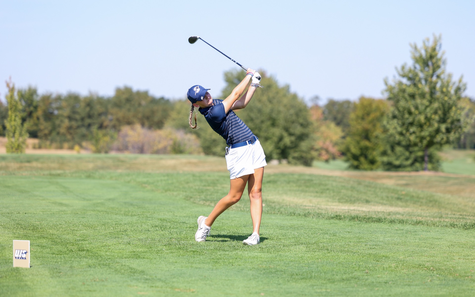 Elaine Grant golfing