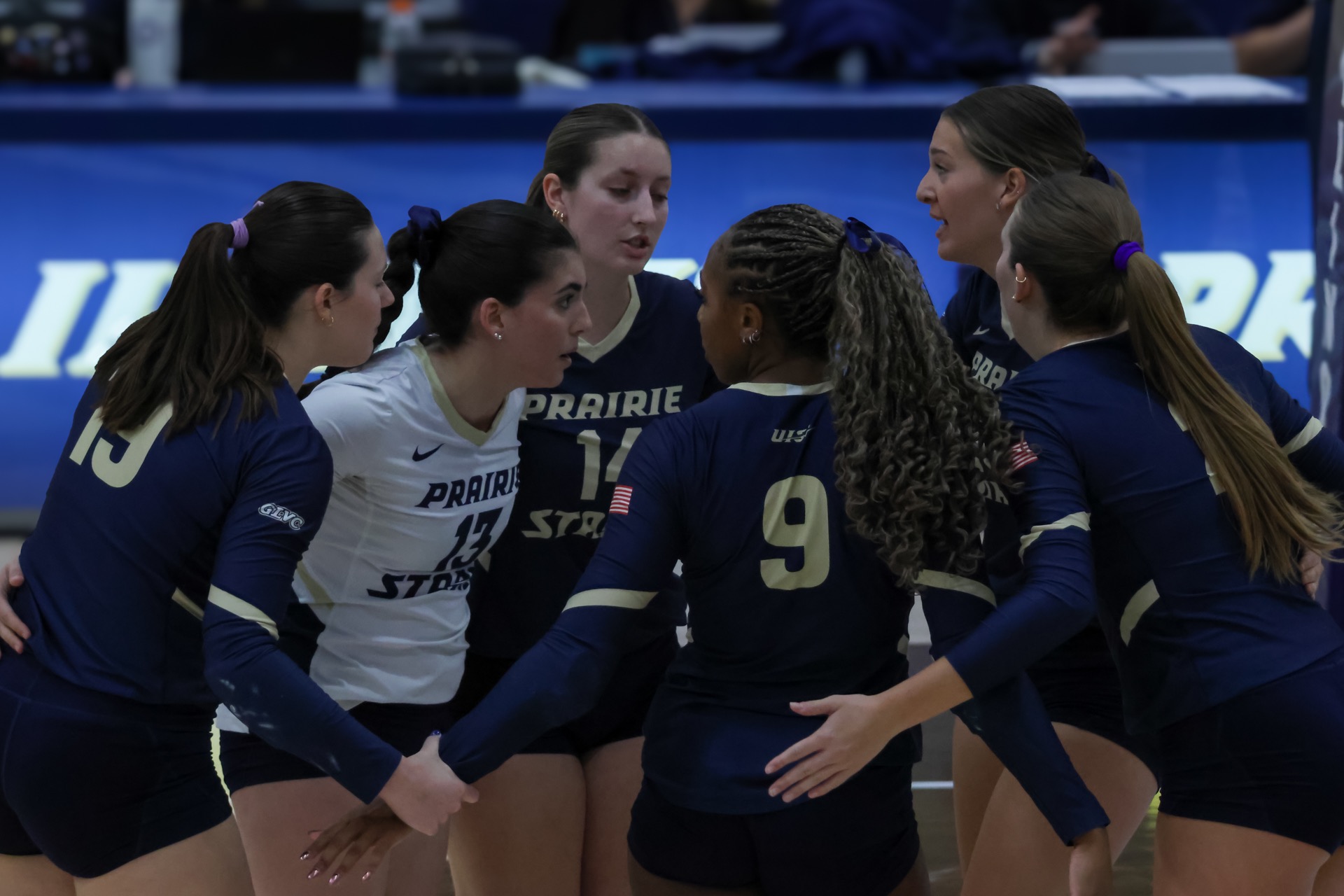 UIS Volleyball team huddle