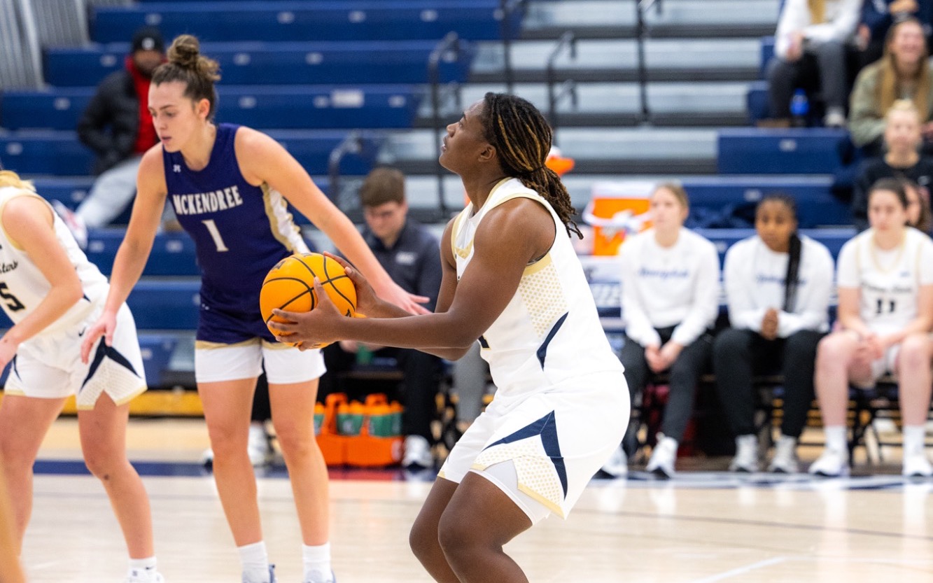 Alandyn Simmons shooting a free throw