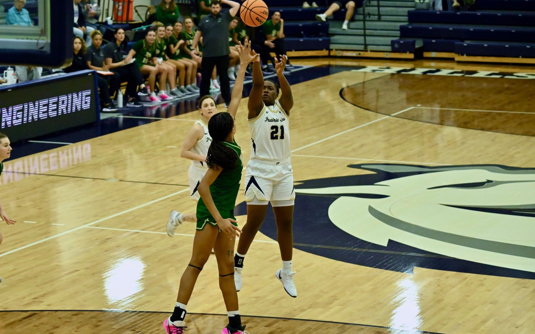 Alandyn Simmons shooting a three-pointer