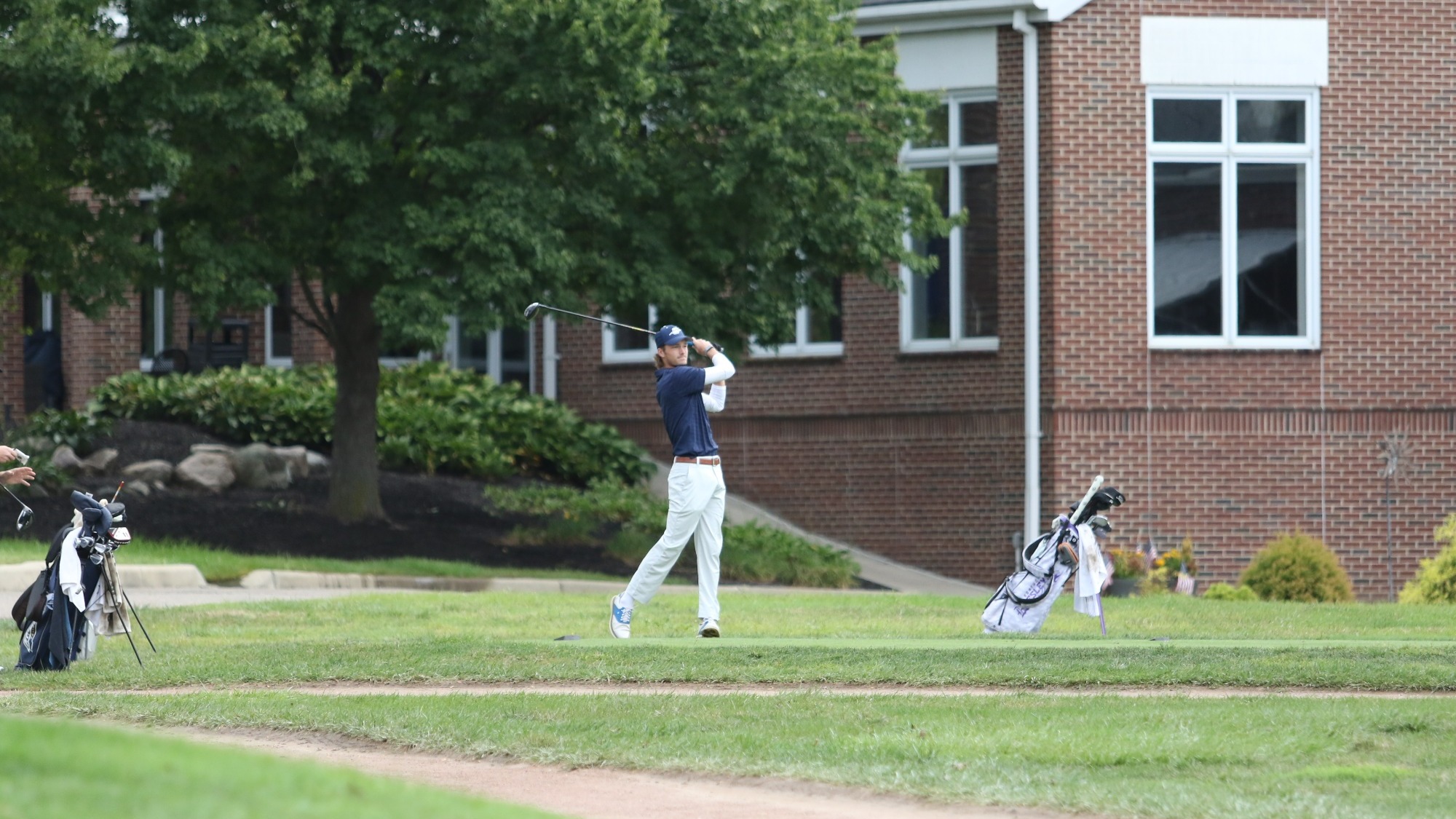 Brooks Cluver golfing in UIS blue