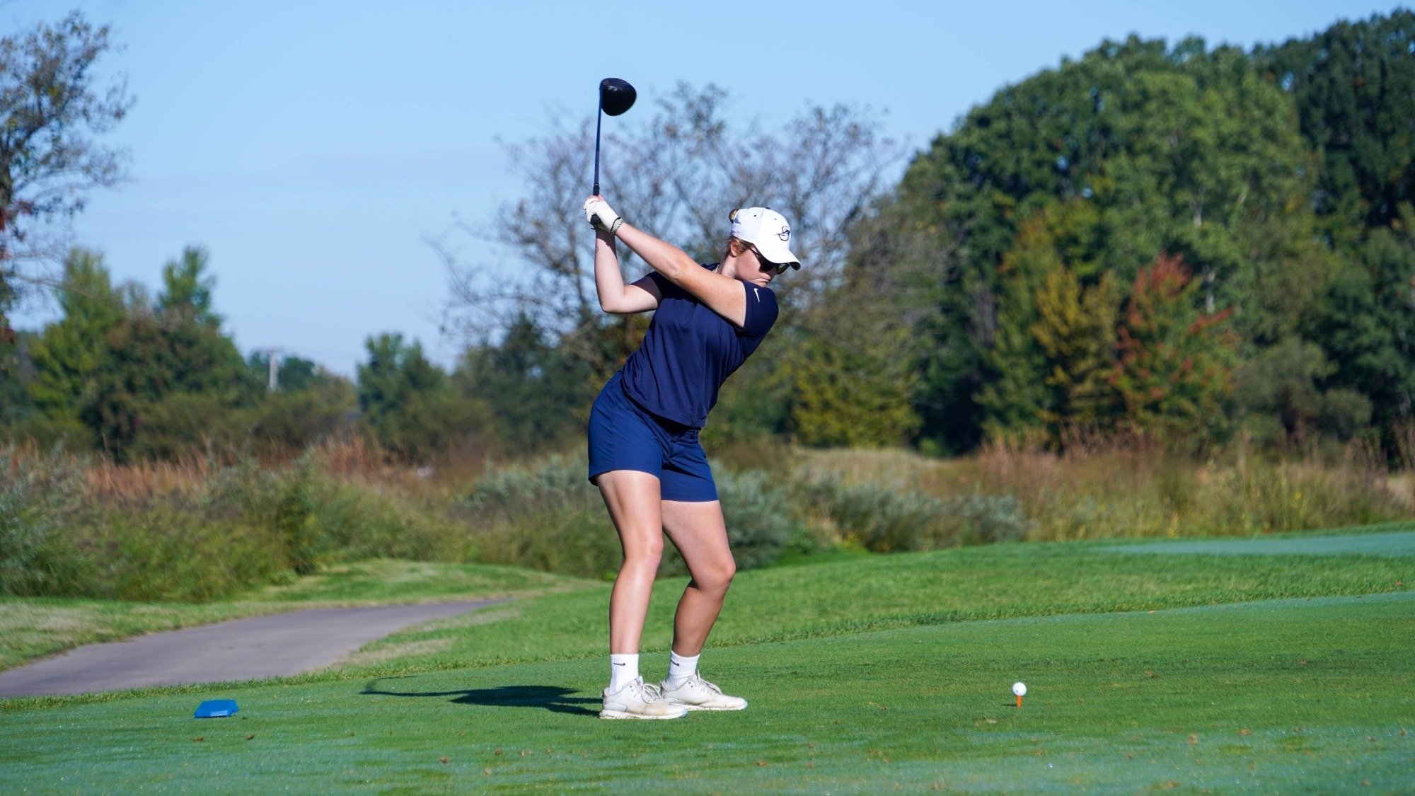 Mackenzie Reeves golfing in UIS blue