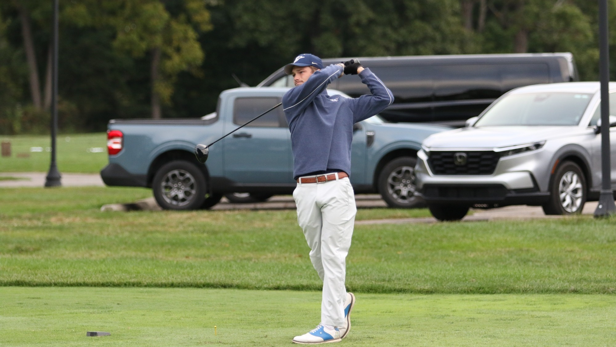 Brooks Cluver golfing in UIS blue