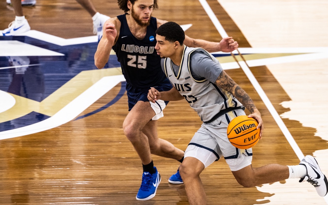 Tye Banks playing basketball at UIS