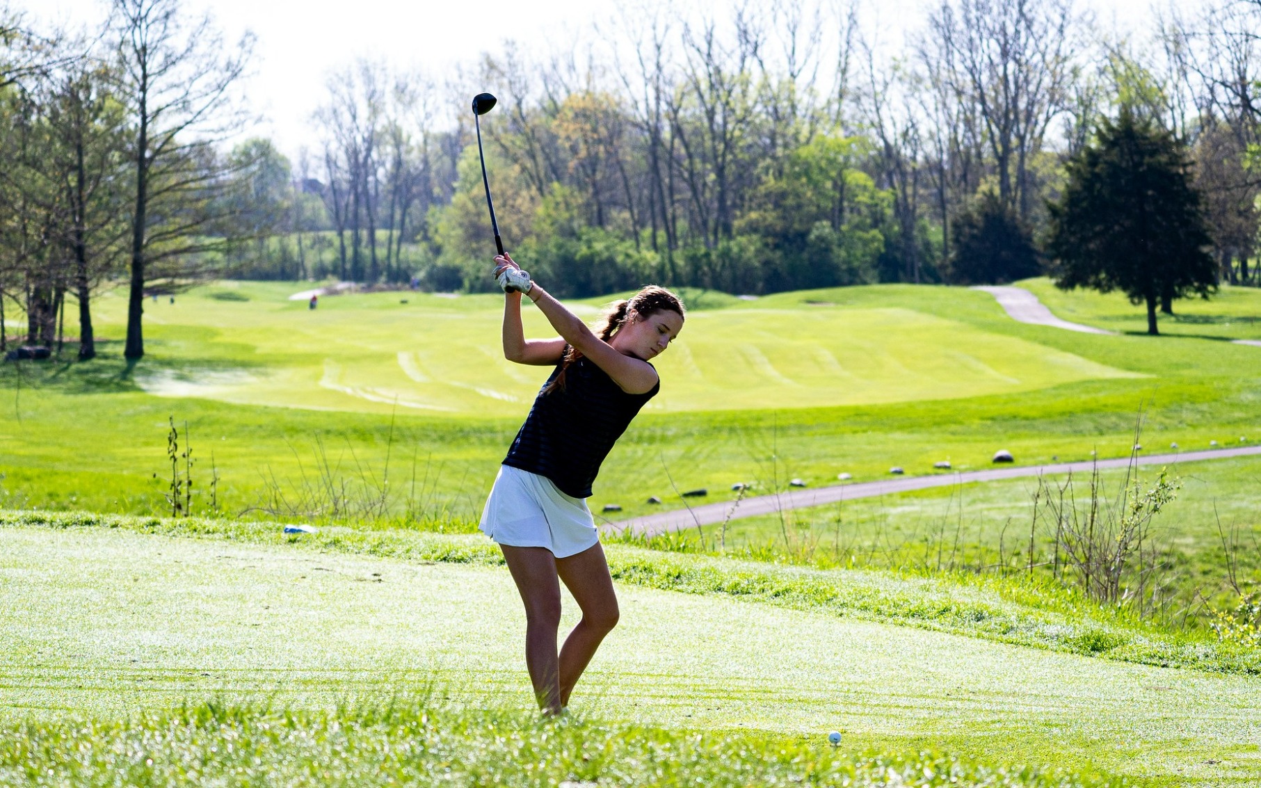 Lia Rody golfing in blue UIS gear