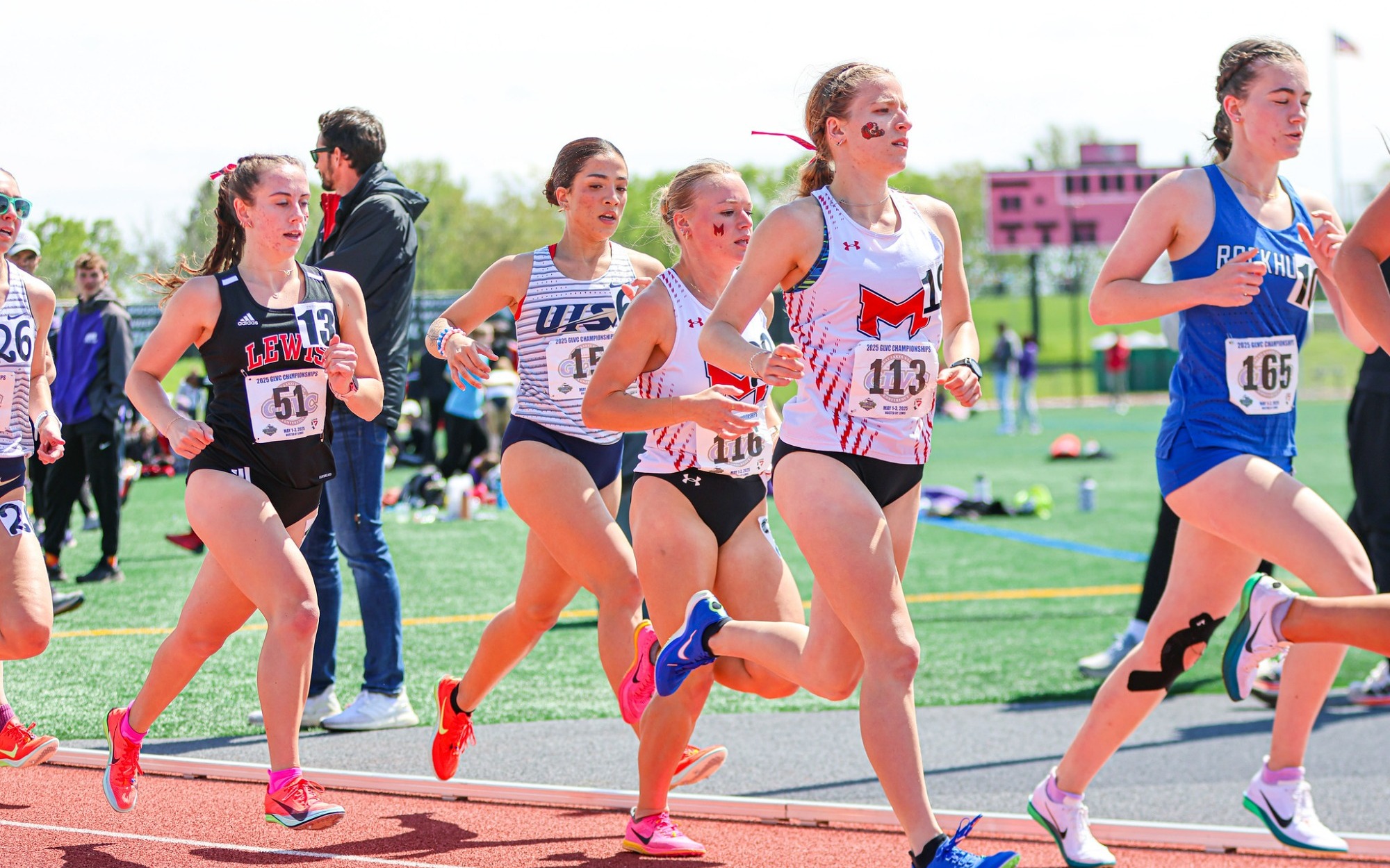 Kaleigh Inniss running outdoor track