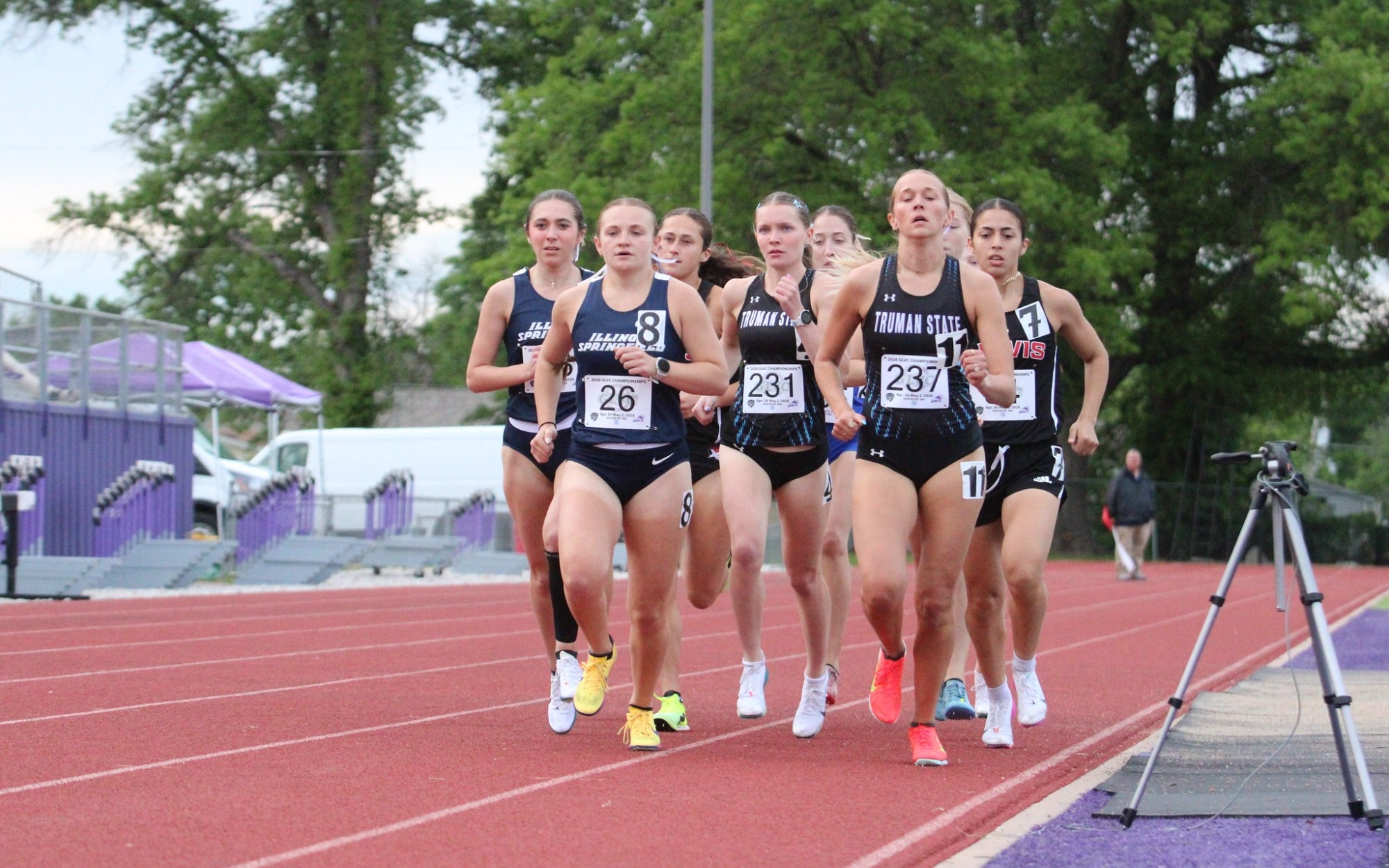 runners in a pack racing outdoor track at SBU