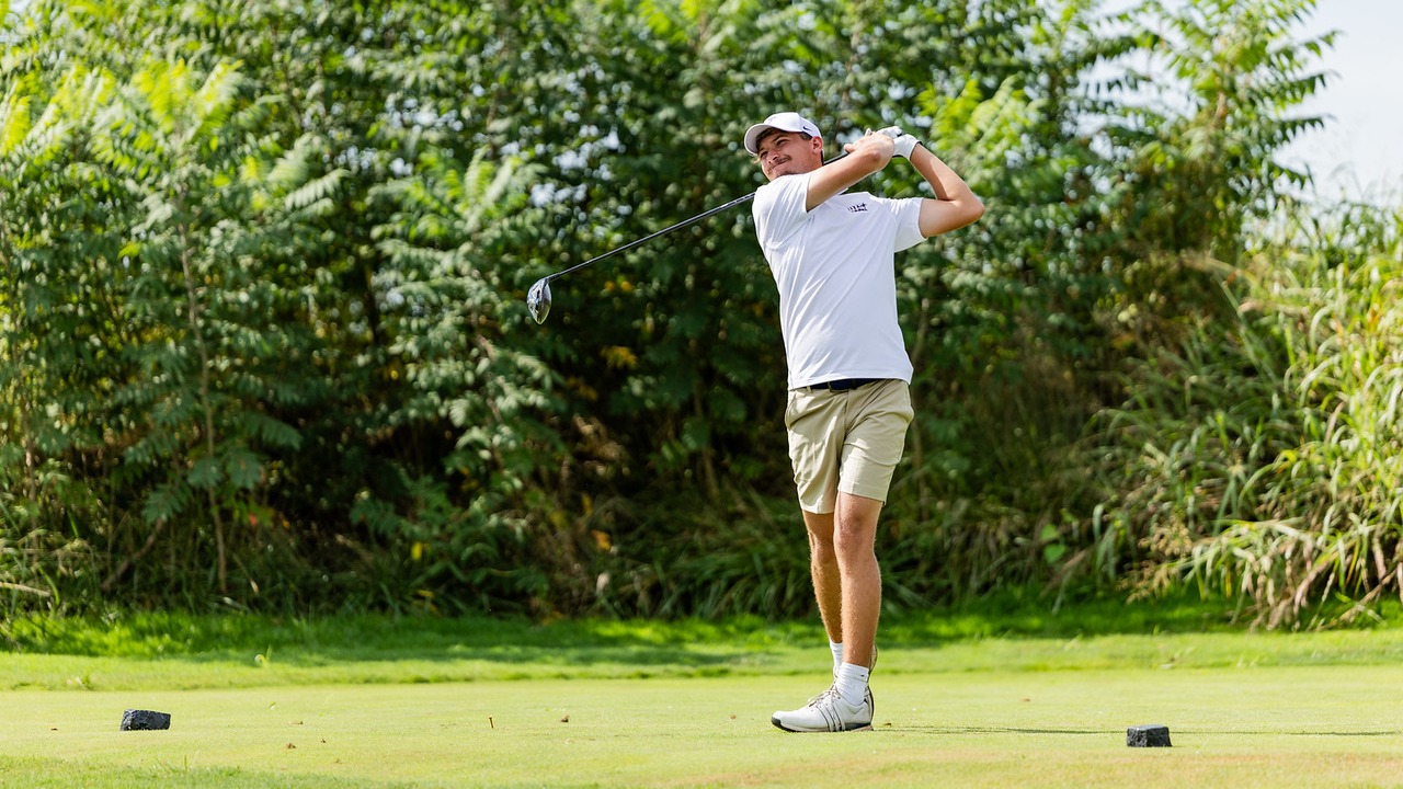 Sacha Lamraski golfing
