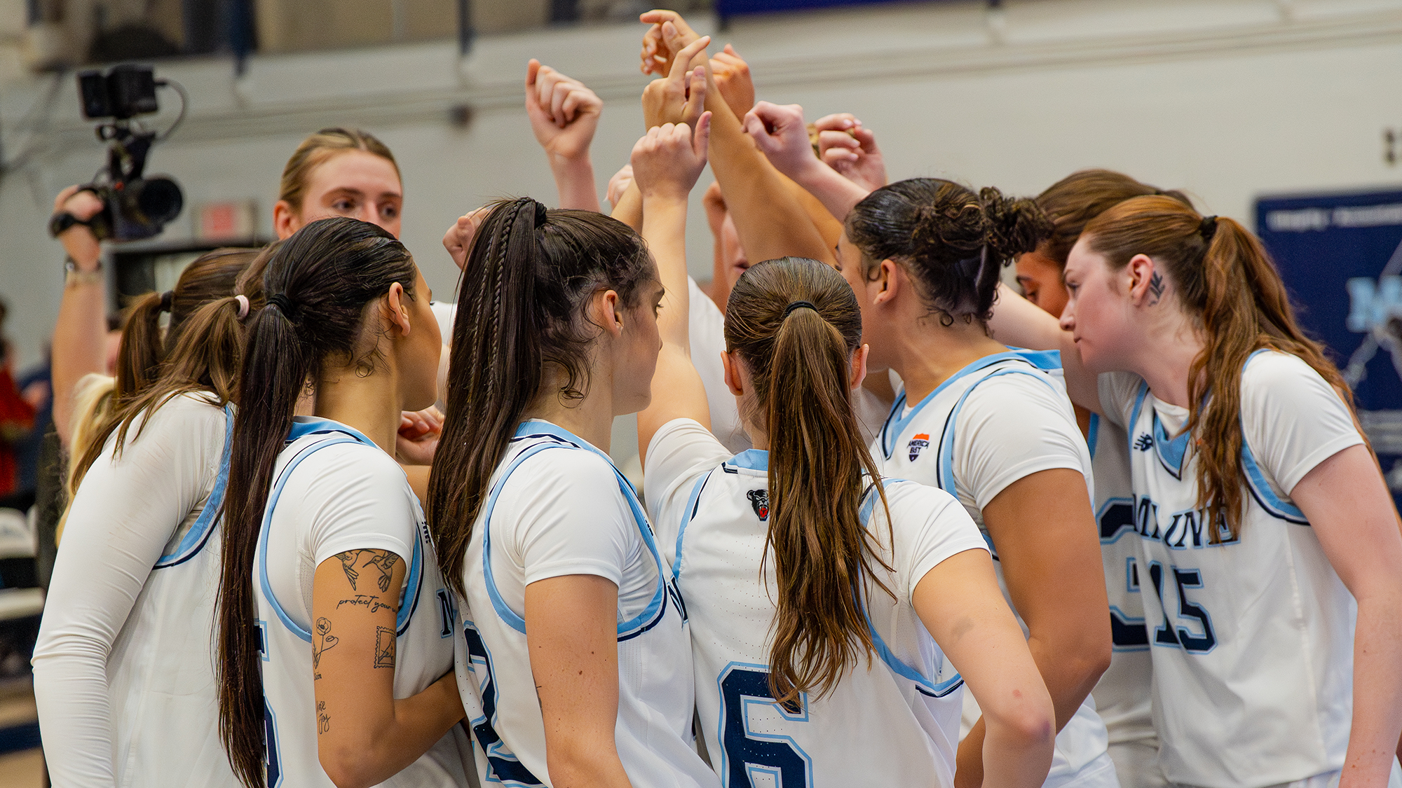 wbb-huddle-stonehill
