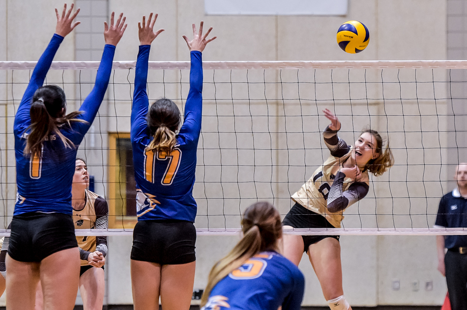 Manitoba lose another tough five setter in women's volleyball at