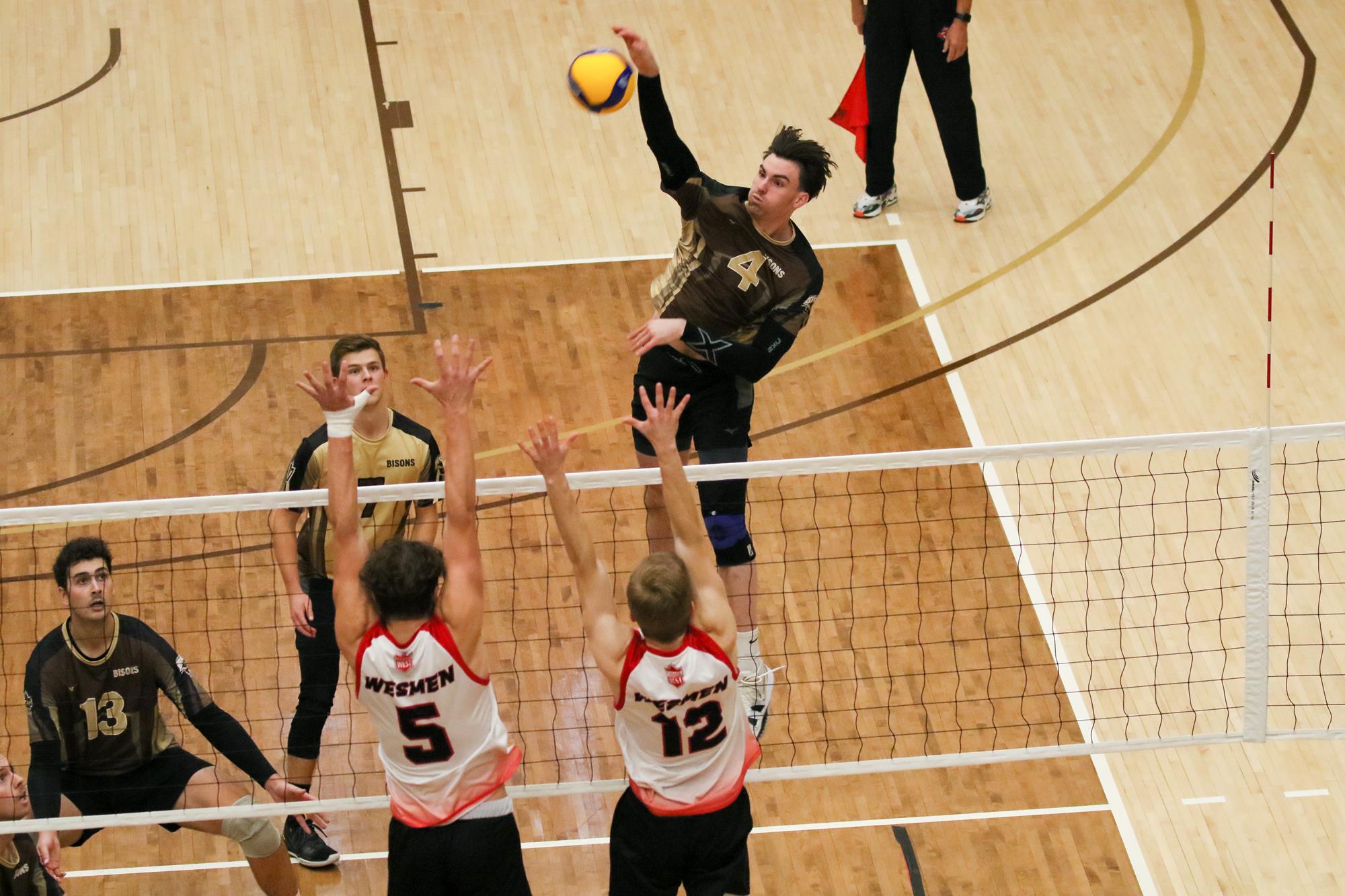 Huskies pick up four set victory over Bisons in men's volleyball